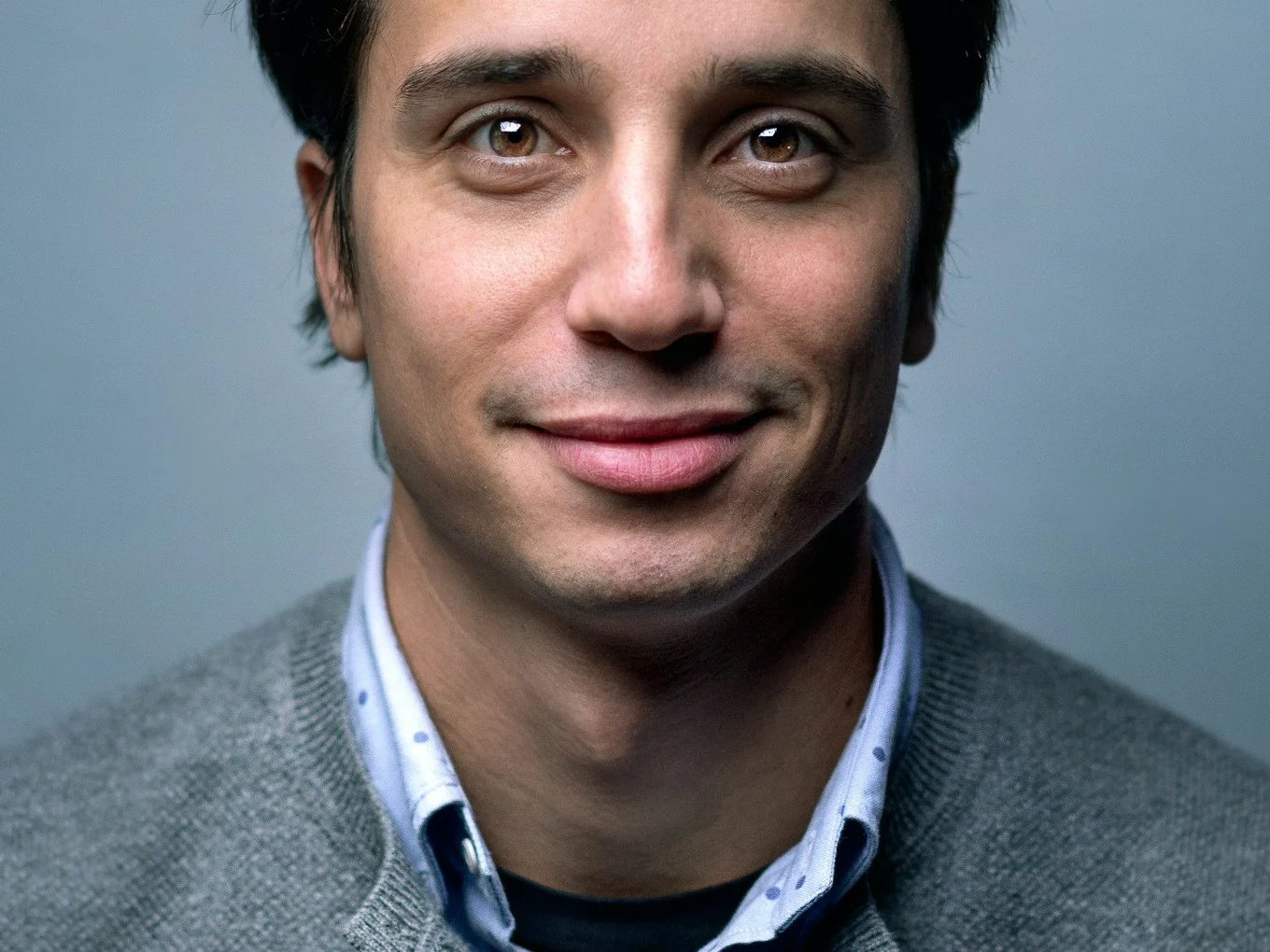 Portrait reference image with an eight-column by six-row vermilion drawing grid